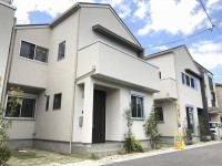 阪急東向日徒歩３分・ＪＲ向日町駅徒歩８分
の２ＷＡＹアクセスです！！全８区画の分譲
地！生活便利地です！ＬｉＶの住み継ぐ家
