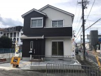 「低炭素認定住宅」のお家！人気の「神足小学校区」！
普通車＋軽自動車の駐車2台可！北東角地！全居室収納＋小屋裏収納庫付！「Low-eガラス」採用！設備充実のお家！