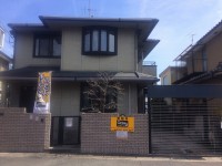 広いバルコニーに広々間口(約10.5ｍ)！
窓が大きく多い、明るく暖かいお家です！
2Ｆリビングからの見晴らしは一見の価値あり
！