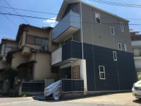 西側駐車場の為、採光・通風良好♪
室内丁寧にお使いです！天窓付の明るいお家
です！