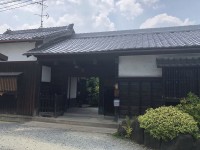京阪『寝屋川市駅』まで徒歩１８分！日本庭園のある旅館のようなお家です！！
別途、住友林業施工の収益マンションつきの物件です！現在、全部賃貸中！