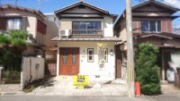 阪急『嵐山駅』まで徒歩７分と通勤・通学にも便利！
南向きの為、陽当たり良好です♪平成２１年４月に内外改装済！
全居室6帖以上！ウッドデッキのあるお家！