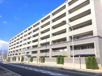 平成20年8月建築！
南向きバルコニーの為、陽当り良好です♪
全居室6帖以上の3LDK！全居室収納有！
床暖房有り！冬でも暖かく過ごせます！