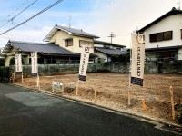 建築条件無し売土地！お好きな工務店で建築可能！
土地広々約３３.２坪、間口約７.５８ｍ♪閑静な住宅地♪
スーパー徒歩圏内で買物もらくらく！