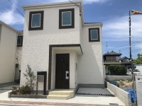 全９区画の分譲地が登場！！省エネルギー対策等級４！
住む人の健康にも配慮した“ノン・ホルムアルデヒド断熱材”を使用！
設備充実なお家！ＬＤＫに吹抜けがあり開放的♪