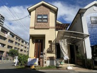 阪急とＪＲの駅近２ＷＡＹアクセス！北西角地の３ＬＤＫ！
オール電化住宅♪全居室２面採光で陽当たり・通風良好♪
リビングには床暖房完備！生活便利な閑静な住宅地！