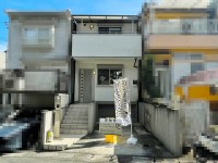 平成２３年６月建築！ハイルーフ天井の３ＬＤＫのお家！
リビングは南面バルコニーと天窓付きで大変明るい空間♪
駐車スペース有り！道路広々約６ｍ！