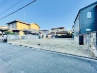 区画整う閑静な住宅街『右京の里』
建築条件なし！お好きなハウスメーカー・工務店にて建築可能♪
近隣建物ともゆとりのある立地で陽当たり通風良好！