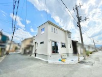 ＪＲ『向日町駅』まで徒歩１３分！北東角地で陽当たり・通風良好！
南向きバルコニーなのでお洗濯物もよく乾きます♪
周辺施設充実で生活便利な立地！