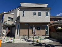 全３区画の分譲地！阪急とＪＲの２ＷＡＹアクセス！
夏は涼しく冬は暖かい“低炭素住宅”！太陽光発電６．４kw搭載！
駐車２台可能！フラット３５Ｓ対応♪