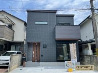 閑静な住宅地の整形地！前面道路６ｍで駐車もラクラク♪
ＬＤＫ広々１８帖の３ＬＤＫのお家！
小学校が徒歩５分と近いのでお子様の通学も安心です！