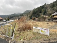 現況は畑で、自家栽培をされている方・したい方にオススメ！
国道９号線沿いで土地１９０．８７坪！八木中ＩＣが車で１分！
資材置き場としてもご検討可能♪