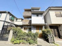 阪急『東向日駅』とＪＲ『向日町駅』の駅近２ＷＡＹアクセス！
全居室６帖以上の３ＳＬＤＫ！室内大変丁寧にお使いです！
生活施設が徒歩圏内で便利！