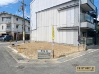 ＪＲ『長岡京駅』まで徒歩７分！
北・東・南の三方角地で陽当たり・通風良好！
建築条件無し売土地につき、お好きな工務店やハウスメーカーで建築可能！