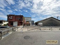 ＪＲ『長岡京駅』まで徒歩１５分！全室南向きで陽当たり良好！
前道広々６ｍ！太陽光パネル６ｋｗ搭載！
スーパーやドラッグストアがすぐ近くで買い物便利♪