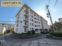 南向きバルコニーに付、陽当たり良好!広々4LDKの間取り!
「洛西高校前」停留所まで徒歩3分!小・中学校まで徒歩5分圏内!
周辺交通量も少なく、お子様の通学も安心♪