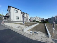 閑静な住宅地の全５区画の分譲地！
自由設計につき、お好きな間取りで建築していただけます！
前面道路も広々６ｍで駐車もラクラク♪近くに公園が多数！