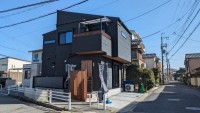 阪急「西向日」駅まで徒歩6分！全居室6帖以上！
小・中学校まで徒歩圏内でお子様の通学も安心♪
北側と西側が道路な上に、東側隣地も空いているので陽当たり・通風が良好♪