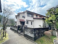 三方角地で陽当たり・通風良好！閑静な住宅地！
全居室６帖以上の４ＤＫ！南側にお庭がございます！
小学校と中学校が徒歩６分とお子様の通学も安心です♪