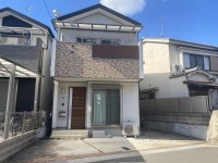 ゆとりのある駐車スペースは駐車2台可能！全居室6帖以上！
広々とした天井収納庫も有り、片付けもラクラク♪
徒歩圏内に周辺施設も充実しており生活に便利な立地！
