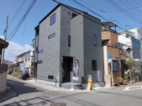 南東角地につき、陽当り・通風良好！
ＬＤＫ１８帖以上！お子様も見ていられる対面式キッチン！
イオンモール京都桂川まで徒９分！買い物にも便利！