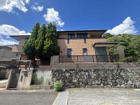 ヘーベルハウス施工のお家！２世帯住宅におすすめの３ＬＤＫ＋４ＬＤＫ！
南向きにつき陽当たり・通風良好！
駐車並列で３台可能！カーポート付き！