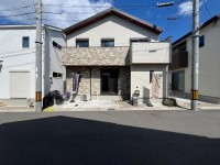 令和4年6月建築！築浅で室内大変キレイにお使いです♪
床暖房付、深型食洗器付き、トイレ2ヵ所あり！
駐車スペース広々！収納が充実(^^)/