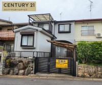 南向き＆北側空き地の為、日当たり・通風良好！
雨の日でも安心のカーポート付き！
物置も有り、年に数回しか使わないものなどが収納出来ます！