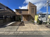 土地53.88坪！明るい角地！駐車3台可！
オーナー様のこだわり感じるオシャレなお家♪LDK21帖！