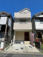 ☆築浅物件☆2021年4月築の一戸建て♪
前道広々6ｍ！通り抜け出来ない道路の為駐車もしやすい♪
大山崎小学校まで徒歩8分でお子様の通学も安心♪