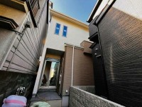 閑静な住宅地の３ＬＤＫ！固定階段式ロフトやＷＣＬなど収納スペース充実！
前方が駐車場なので日当たり・通風良好！
スーパーなど周辺施設充実で生活便利！

