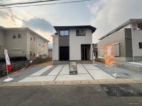 ファミリー世帯におすすめな５ＬＤＫ＋ＷＩＣ＋ＳＣＬ！
３台並列駐車可能(車種による)！緑豊かな閑静な住宅地！
周辺交通量が少ないのでお子様も安心！