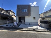 広々５９坪超の吹抜の付いた明るいお家！駐車２台可能！
閑静な住宅街につき周辺交通量も少なめ！
南側に広々としたスペースがありガーデニングや家庭菜園を楽しめます！