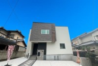 向日市、西京区、南区を専門　ユニバーサルホームサービス洛西口店 広々５９坪超の吹抜の付いた明るいお家！駐車２台可能！
閑静な住宅街につき周辺交通量も少なめ！
南側に広々としたスペースがありガーデニングや家庭菜園を楽しめます！