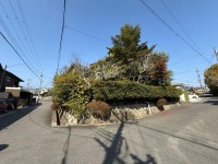 建築条件無し土地☆お好きなハウスメーカー・工務店で建築可能！
阪急「長岡天神」駅まで徒歩１２分と便利な立地♪
南東角地で日当たり・通風・眺望良好！土地広々約８８坪！