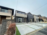 閑静な住宅地の２区画の分譲地！ＬＤＫ広々１８帖！
並列駐車２台可能！南向きにつき陽当たり良好！
徒歩圏内に商業施設充実で生活に便利！