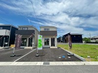 ＪＲ『園部駅』まで徒歩１５分と通勤・通学便利！
全居室６帖以上の２ＳＬＤＫで駐車も２台可能！各居室に収納あり！
閑静な住宅地で前面道路広々６ｍ♪オール電化住宅！