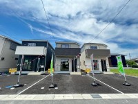ＪＲ『園部駅』まで徒歩１５分と通勤・通学便利！
全居室６帖以上の２ＳＬＤＫで駐車も２台可能！各居室に収納あり！
閑静な住宅地で前面道路広々６ｍ♪オール電化住宅！