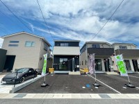 ＪＲ『園部駅』まで徒歩１５分と通勤・通学便利！
全居室６帖以上の２ＳＬＤＫで駐車も２台可能！各居室に収納あり！
閑静な住宅地で前面道路広々６ｍ♪オール電化住宅！