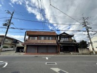 土地広々約２６０坪！
建築条件無し土地！お好きな工務店やハウスメーカーで建築可能！
主要道路に面した土地の為、居住用の他に事務所・店舗としてもお使い頂けます！