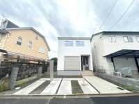 閑静な住宅地！ＬＤＫ広々２２帖の４ＬＤＫ！
南向きにつき陽当たり良好！ＺＥＨ水準省エネ住宅！
ＷＣＬなど収納スペース充実！並列駐車２台可能♪
