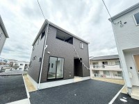 全９区画の分譲地！オール電化住宅！
全居室６帖以上！ゆとりのある間取り！
徒歩圏内に周辺施設も充実！生活に便利な立地です♪