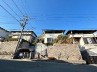 土地約８０坪！全居室６帖以上の広々５ＳＬＤＫの間取り♪
２０２５年２月リフォーム済！納戸付きで収納スペース充実のお家！
桂坂小学校まで徒歩７分とお子様の通学も安心♪