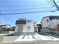 ２０２５年６月完成！南西角地の５ＬＤＫ住宅！
南西角地の為、陽当たり・通風良好！各居室に収納完備！
洛西陵明小学校が令和７年４月から開校♪