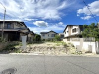 建築条件無し土地！お好きなハウスメーカー・工務店で建築可能！
間口広々約13ｍ！南向きの為、陽当り良好！
小・中学校まで徒歩圏内！お子様の通学も安心です！