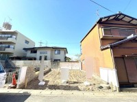 阪急『洛西口駅』まで徒歩１３分！
イオンモール京都桂川まで車で５分と便利な立地！
南向きの為、採光・通風良好！前道広々６メートル！