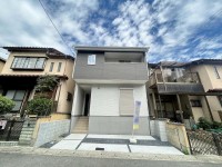 区画整う閑静な住宅地！南向きにで陽当たり良好！
前面道路はゆったり６ｍで駐車もラクラク♪全居室収納付きの４ＬＤＫ！
普通車１台駐車可能♪