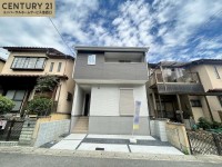 区画整う閑静な住宅地！南向きにで陽当たり良好！
前面道路はゆったり６ｍで駐車もラクラク♪全居室収納付きの４ＬＤＫ！
普通車１台駐車可能♪