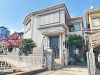 閑静な住宅地で前面道路もゆったり６ｍ！南向きで陽当たり良好！
全居室二重サッシ完備！天井収納庫付き！
周辺施設が徒歩圏内で生活便利な立地♪