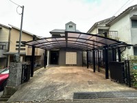 全居室６帖以上の４ＳＬＤＫ！リフォーム歴のあるお家！
カーポート付き駐車スペース２台有り！
納戸と各居室に収納スペース付き！